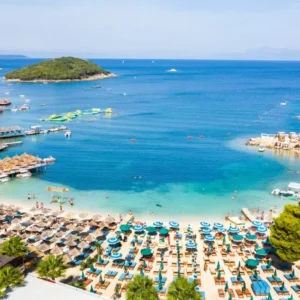 La plage et les îles de Ksamil aux eaux bleues, sur la Riviera ionienne