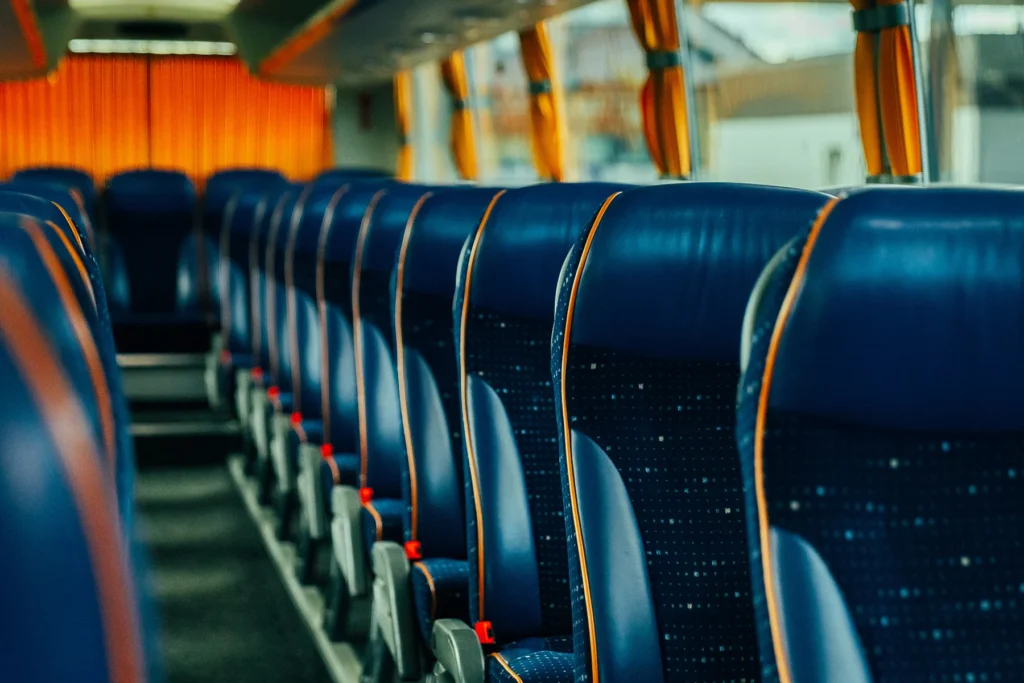 Autobus në Shqipëri me shofer profesionist