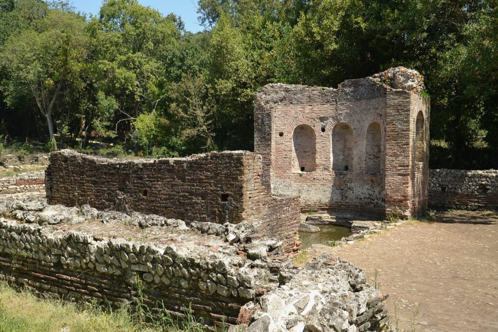 Rrënojat e Pallatit me tri absida në Parkun Kombëtar të Butrintit, pasuri e UNESCO-s